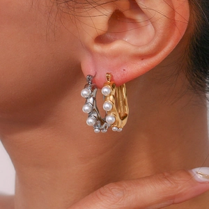 U-shaped stainless steel pearl earrings with gold and silver lava texture on model