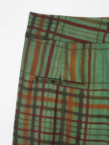 Detail der grünen karierten Sakko-Tasche zeigt feine Schneiderarbeit und Stofftextur