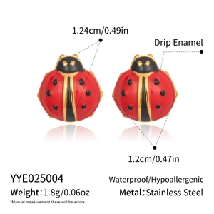 Vue détaillée des boucles d'oreilles coccinelle en émail rouge avec dimensions précises
