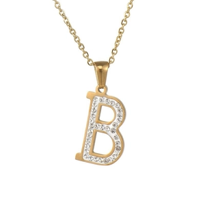 Gros plan du collier avec pendentif lettre B en acier doré serti de strass brillants
