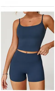 Détail de l'ensemble de yoga bleu badge avec haut à bretelles et short de sport taille haute