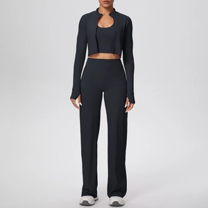 Vue détaillée de l'ensemble yoga 3 pièces pour femmes avec veste zippée et pantalon large