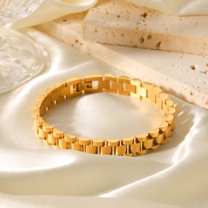 Élégant bracelet maillons montre en acier inoxydable plaqué or 18K sur soie blanche