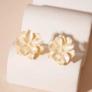Boucles d'oreilles fleurs 3D en acrylique blanc crème avec fini nacré élégant
