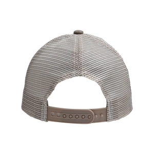 Detalle de la malla transpirable trasera y el cierre snapback marrón en gorra beige