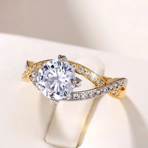 Classic four-prong round zircon ring with two-tone twisted band for engagement