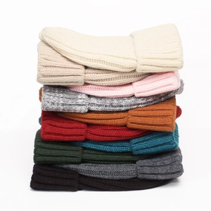 Empilement de bonnets en maille côtelée multicolores pour la chaleur automne hiver