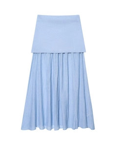 Détail d'une jupe à niveaux bleu clair avec taille large et texture de tissu plissé