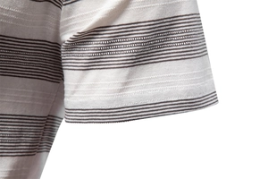 Gros plan détaillé sur la manche d'un polo rayé pour homme avec texture en maille