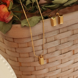 Ensemble collier et boucles d'oreilles mini barre plaqué or 18k au design rectangulaire chic
