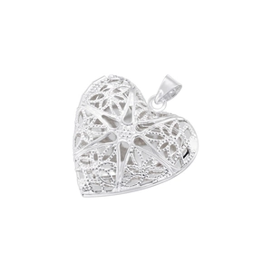 Détail d'un pendentif coeur argenté avec des motifs géométriques en filigrane ajouré