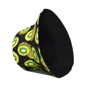 Détail du motif kiwi et de la texture du tissu sur un chapeau bob noir élégant