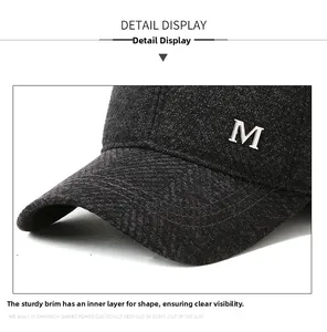 Detailansicht der Winter-Basecap mit dickem Twill-Stoff und silbernem M-Metall-Logo