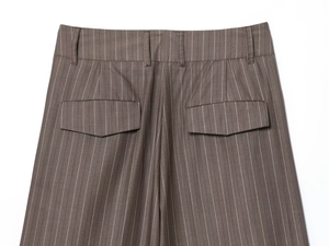 Détail du pantalon de costume rayé gris foncé avec passants et poches arrière symétriques