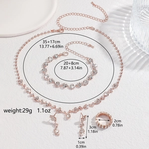 Set gioielli oro rosa con collana e dimensioni su superficie in marmo bianco