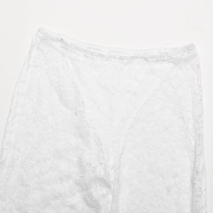Détail de la dentelle florale blanche délicate sur un ensemble haut court sexy