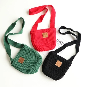 Tre borse a tracolla in maglia per bambini nei colori rosso, nero e verde scuro con patch
