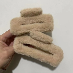 Detail einer beige Plüsch Haarklammer mit weichem Kunstfell und rechteckigem Design