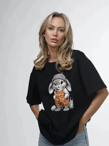Λεπτομέρεια του βαμβακερού T-shirt με τυπωμένη εικονογράφηση κινουμένων σχεδίων κουνελιού