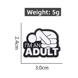 Détail du pin's émaillé I'M AN ADULT avec dimensions 3,0x2,4cm et poids léger de 5g