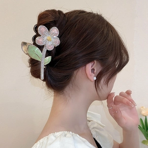 Pince à cheveux florale élégante avec pétales roses et strass sur les cheveux