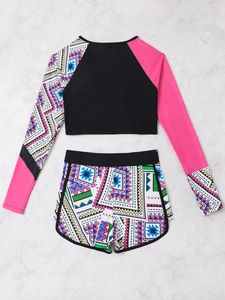Détail d'un ensemble de bikini rash guard à manches longues avec imprimé tribal rose