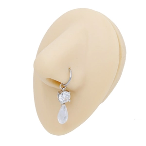 Gros plan d'un anneau de nez en acier avec pendentif en zircon sur modèle silicone