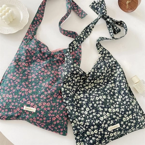 Détails de sacs cabas en toile fleurie avec bretelles rubans en décor de style de vie