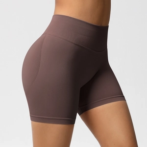 Détail macro du short de yoga sans couture taille haute marron foncé avec effet galbant