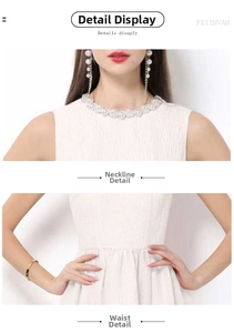 Détails de l'encolure perlée et de la texture plissée du tissu sur la robe sans manches