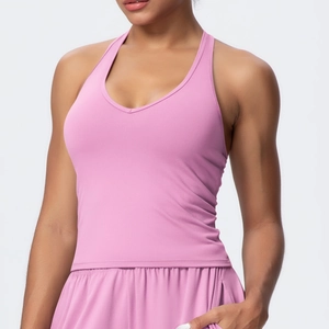 Dettaglio del reggiseno sportivo rosa con scollo a V e pantaloncini fitness coordinati