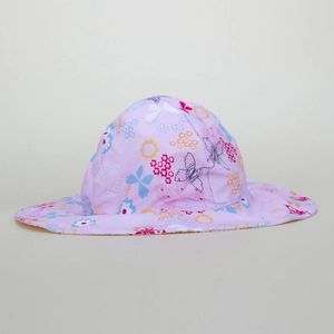 Dettaglio cappello da sole rosa per bambini con stampe colorate di farfalle e fiori