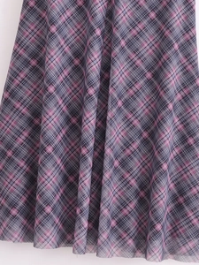Nahaufnahme von lila-schwarzem Gitter-Mesh-Stoff mit eleganten Falten und Drapier-Effekt