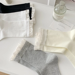 Chaussettes mi-mollet en maille à volants style ballet proposées en plusieurs couleurs