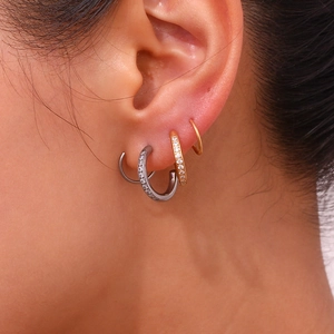 Boucles d'oreilles spirales en acier plaqué or 18K avec zircons cubiques sertis par CNC