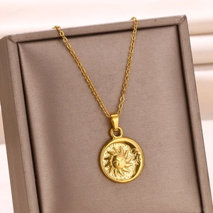 Vue détaillée du pendentif soleil et lune plaqué or 18k sur une chaîne fine dorée