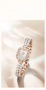 Gros plan d'une montre sirène carrée or rose avec bracelet en cristal en forme de feuilles