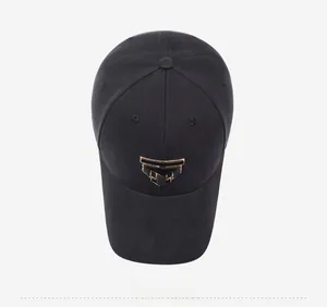 Vue de dessus d'une casquette noire en coton avec broderie 3D couleur bronze