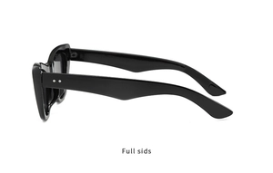 Vue latérale de lunettes de soleil œil-de-chat noires avec branches larges et rivets