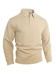 Dettaglio polo beige in maglia con motivi geometrici testurizzati e doppi bottoni