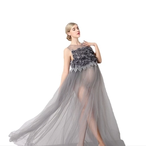 Robe de maternité grise sans manches avec dentelle florale 3D et jupe longue en tulle