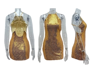 Vues détaillées de la mini robe dorée à paillettes avec dos nu croisé élégante