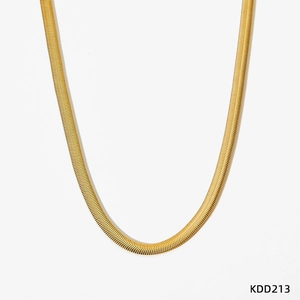 Detail-Makroansicht der 18K vergoldeten Schlangenkette mit polierten V-förmigen Gliedern