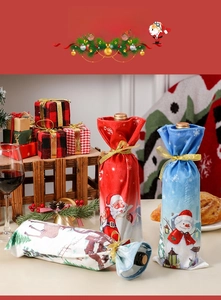 Dettagli dei copribottiglie di Natale con motivi di Babbo Natale, pupazzo di neve e renne