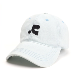 Détail d'une casquette de baseball en jean bleu clair avec logo C brodé en noir dessus