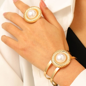 Conjunto ajustable de anillo y pulsera espiral dorada con elegantes perlas en modelo