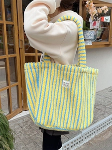 Sac cabas en peluche à rayures jaunes et bleues avec texture douce pour l'automne-hiver