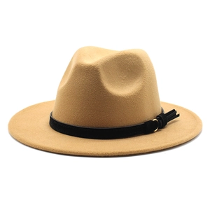 Dettaglio cappello fedora in feltro color cammello con fascia in pelle e fibbia d'oro