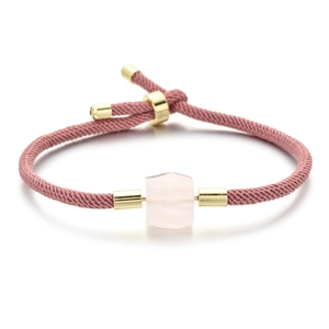 Détail du bracelet en corde milanaise rose tressée avec pierre naturelle et fermoir doré