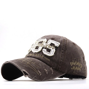 Detailansicht der Vintage-Baumwoll-Basecap mit 1985-Stickerei und Used-Look-Effekten